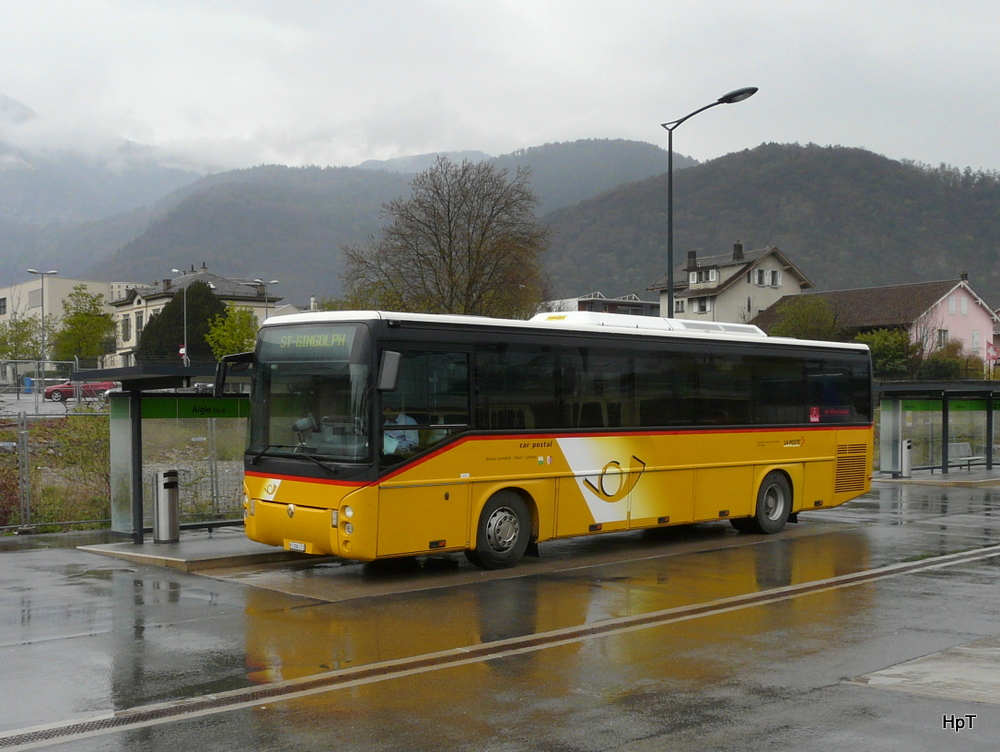 Postauto - Renault Ares  VS 236173 auf dem Bahnhofsplat in Aigle am 08.04.2012