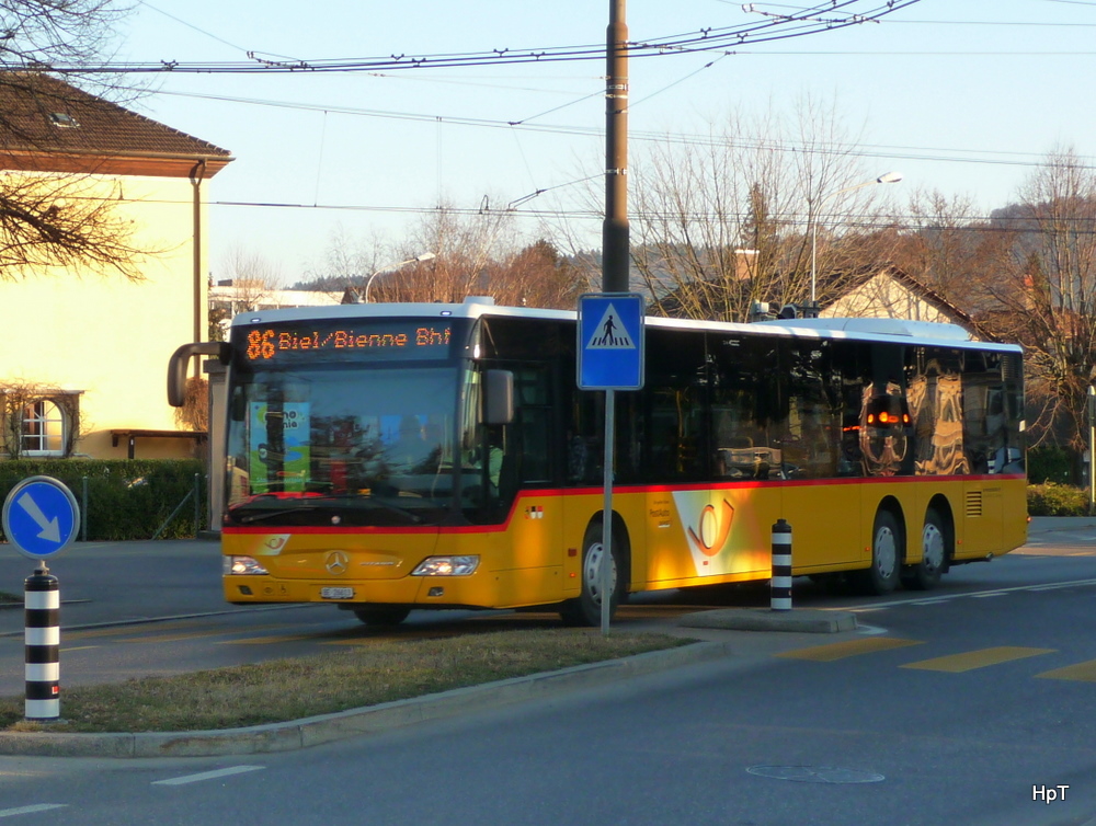 Postauto - Schnappschuss vom Mercedes Citaro  BE 26613 unterwegs auf der Linie 86 in Nidau am 07.02.2011