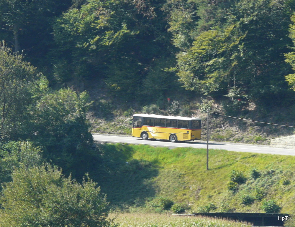 Postauto - Schnappschuss  NAW unterwegs auf der Hauptstrasse bei Reichenau am 26.09.2011