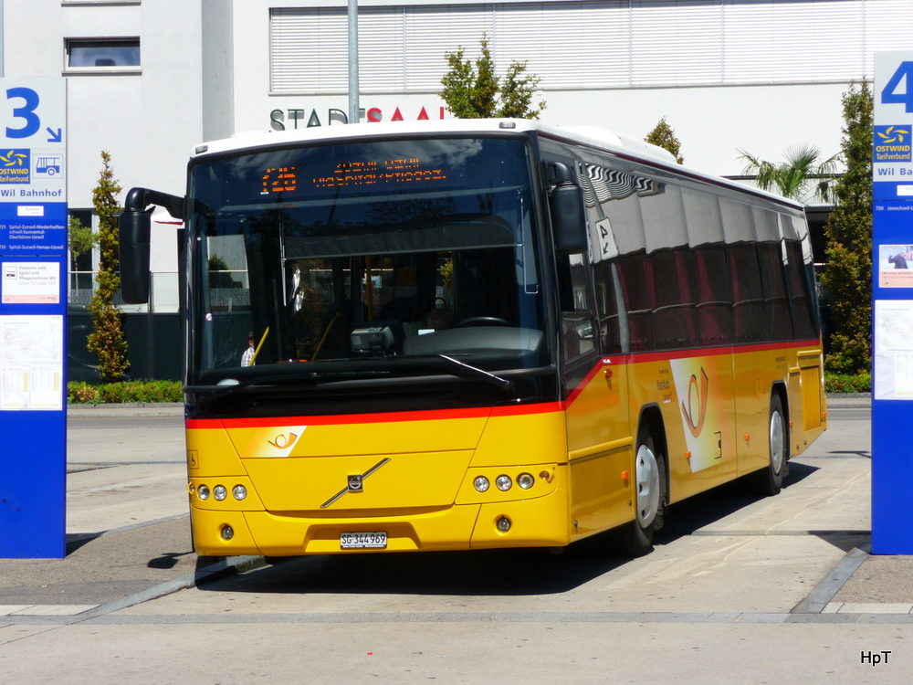 Postauto - Volvo 8700 in der Stadt Wil am 28.08.2011