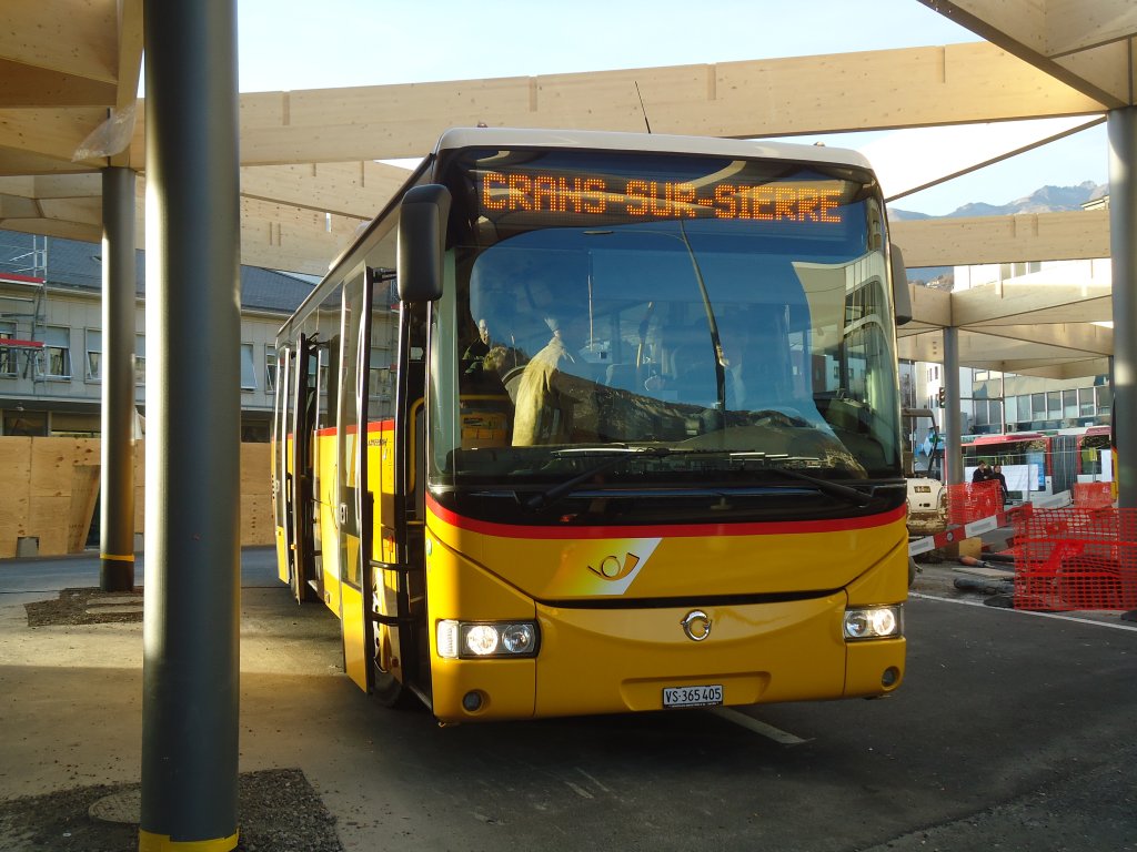 PostAuto Wallis - Nr. 15/VS 365'405 - Irisbus am 22. November 2011 beim Bahnhof Sion