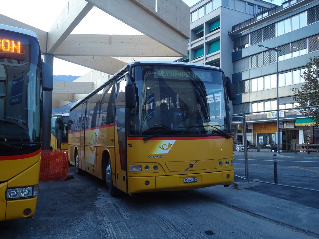 PostAuto Wallis - Nr. 20/VS 243'996 - Volvo am 22. November 2011 beim Bahnhof Sion