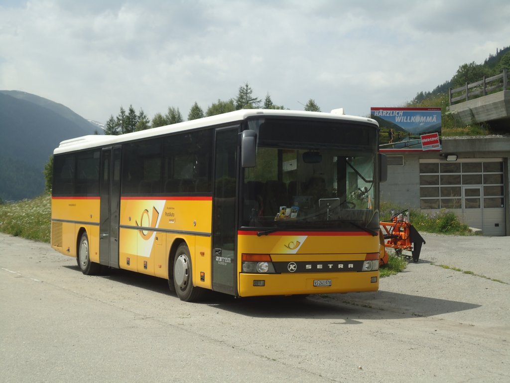 PostAuto Wallis - VS 241'978 - Setra am 1. Juli 2012 beim Bahnhof Oberwald