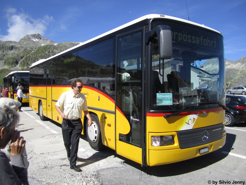 Postauto/PU AVG (Mercedes Integro O550) am 8.8.2012 in Grimsel Passhhe. Die 4-Psse-Fahrt ab Meiringen war an diesem Tag so gut besucht, dass ein Beiwagen, in Form eines Setra S412UL eingesetzt wurde.