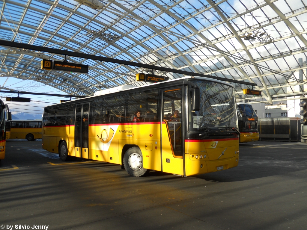 Postauto/PU Demarmels ex. Regie Thusis GR 43390 (Volvo 8700) am 15.1.2010 beim Bhf. Chur. Dieser Wagen kam zu PU Demarmels, als im Juni 2010 am Julierpass ein Fahrzeug der Demarmels-Flotte vollstndig ausbrannte und dadurch einen Totalschaden erlitt.