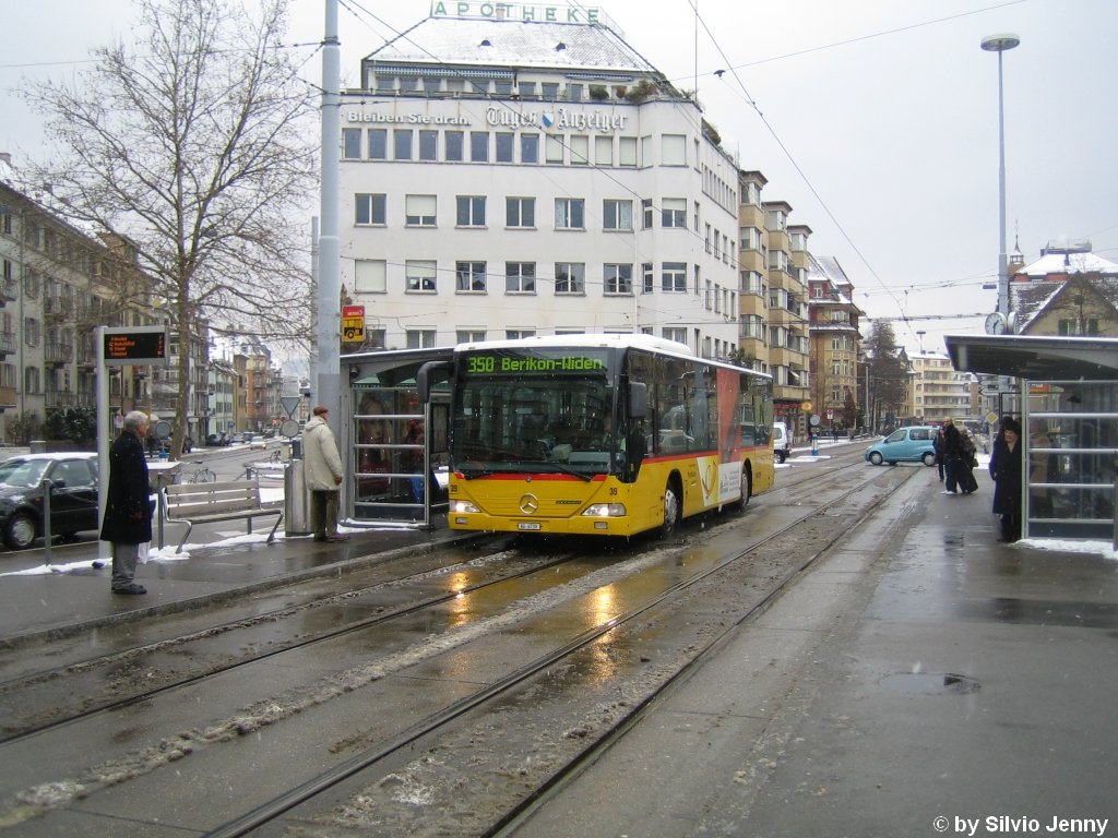 Postauto/PU Steffen Nr. 39 (Mercedes Citaro O530) am 28.1.10 in Zrich, Goldbrunnenplatz. Leider sind die Leitstellen der verschiedenen Unternehmen im ZVV noch nicht kompatibel, so dass die Minutengenauen Abfahrtszeiten am Goldbrunnenplatz der Postautos nicht angezeigt werden knnen. Da aber PU Steffen nicht ans ZVV-Leitsystem angeschlossen ist, knnten die Abfahrtszeiten der Linie 350 ohnehin nicht angezeigt werden.