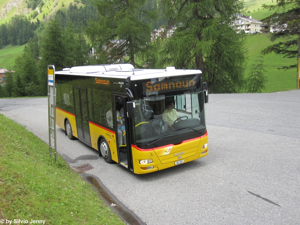 Postauto/PU Zegg GR 995 (MAN/Gppel A66 14.290HOCL Lion's Midi) am 5.8.2012 in Samnaun, Ravaisch. Whrend 20 Jahren waren auf der Schweizer Seite der Linie Martina - Samnaun 2 spezielle Mercedes O303 im Einsatz, dies weil die Strasse aus mehreren sehr engen Tunnels besteht. Um aber dennoch dem Behinderten Gleichstellungsgesetz nach zu kommen, wurde ein speziell kleiner MAN Lion's Midi gebaut, der ebenfalls durch diese engen Tunnels passt.