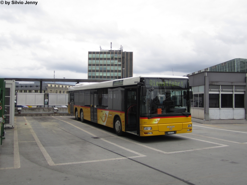 Postauto/Regie Bern Nr. 651 (MAN A26) am 26.9.2012 beim Bhf. Bern.