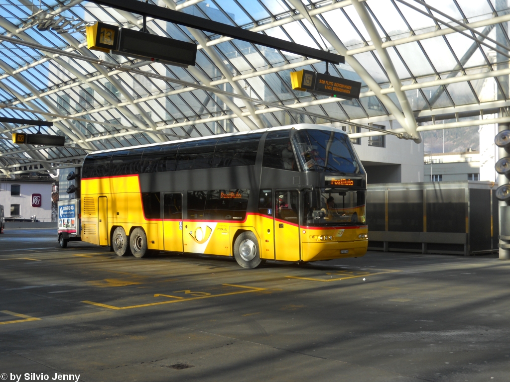 Postauto/Regie Chur GR 102 368 (Neoplan Skyliner N122/3L) am 15.1.2011 beim Bhf. Chur. An diesem Tag fand in Laax die Snowboard-Halfpipe Europameisterschaft statt. Dafr fuhren ab Chur Postautos ohne Halt bis zu den Bergbahnen in FLims und Laax.