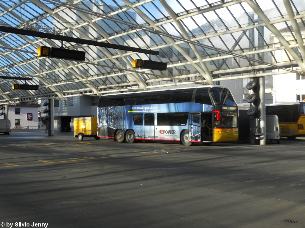 Postauto/Regie Chur GR 162 999 ''RE-Power'' (Neoplan Skyliner N122/3L) am 15.1.2010 beim Bhf. Chur. Nicht nur die Churer-Postautos wurden mit Werbung des Bndner-Stromproduzenten Verbandes beklebt, auch mind. 3 RhB-Triebfahrzeuge (2 Ge 4/4'' + 1 ABe 4/4''') wurden mit diesem Anstrich ''verunstaltet''.