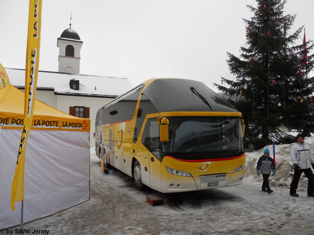 Postauto/Regie Chur GR 770 077 (Neoplan StarlinerII) am 2.1.2010 in der Lenzerheide, wo Postauto in Zusammenarbeit mit dem Schweizerischen Roten Kreuz auf die Aktion ''2 mal Weihnachten'' auf sich aufmerksam machte.