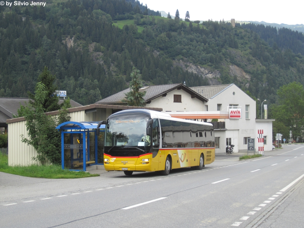 Postauto/Regie Chur Nr. 75 (MAN R12 Lion's Regio) am 6.8.2012 in Andeer, Tgavugl. Die Eilkurse Chur - Bellinzona bedienen in Andeer nur die am Dorfrand gelgene Haltestelle ''Tgavugl''.