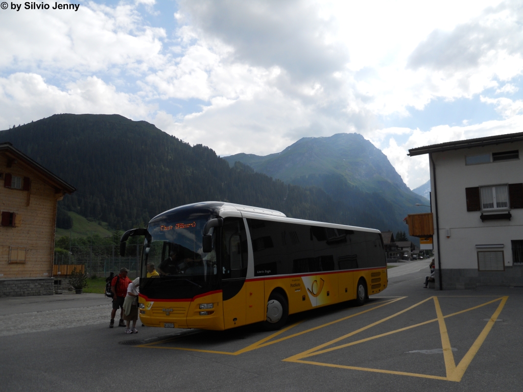 Postauto/Regie Chur Nr. 77 (MAN Lion's Regio R12) am 6.7.2011 in Splgen, Post, nachdem der Wagen den SanBernadino berquert resp. durchquert hat verlsst der Eilkurs die Autobahn, um Splgen zu bedienen.