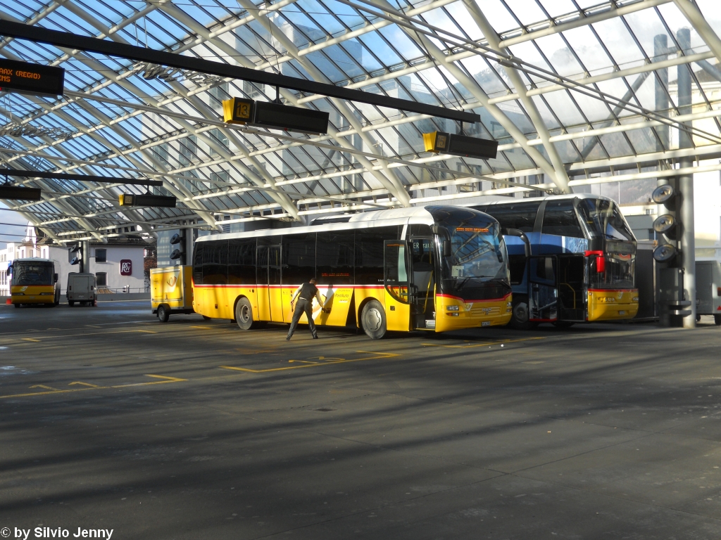 Postauto/Regie Chur Nr. 85 (MAN Lion's Regio R12) am 15.1.2010 beim Bhf. Chur. Einige Postautos fhren whrend dem Winter einachsige Anhnger im passenden Postauto-Anstrich mit, um die Ski's und Snowboard verstauen zu knnen. Dahinter wartet der RE-Power Skyliner ebenfalls auf den nchsten Einsatz.