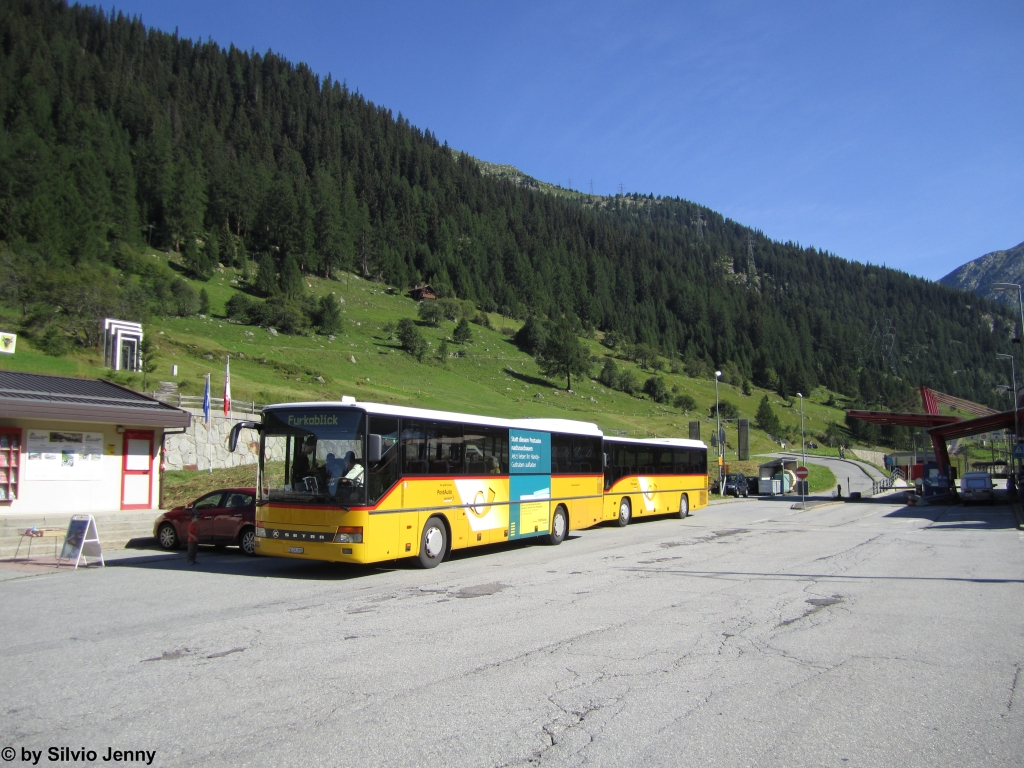 Postauto/Regie Wallis VS 243 890 (Setra S315UL) und PU Mattli UR 9105 (Mercedes Integro O550) am 8.8.2012 beim Bhf. Oberwald