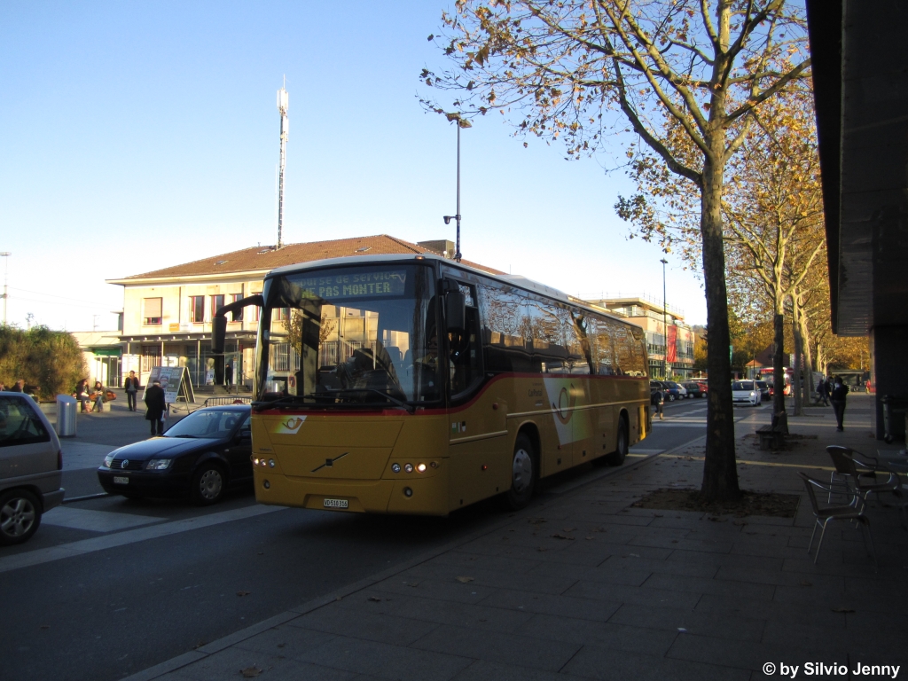 Postauto/Regie Yverdon-les-Bains VD 510 316 (Volvo 8700) am 7.11.2012 beim Bhf. Yverdon-les-Bains.