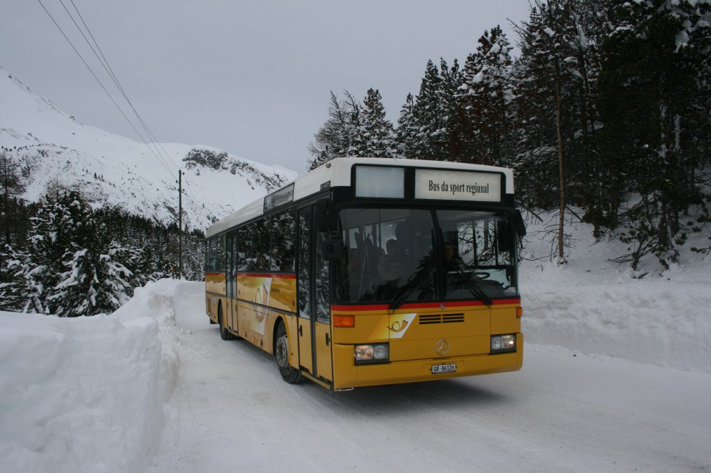 PU AutoDaPosta Val Mstair, L, GR 86'126 (MB O405, 1990, ex P25'501) am 28.12.2009 unterwegs als Skibus von Tschiers zum Skilift Minschuns. 