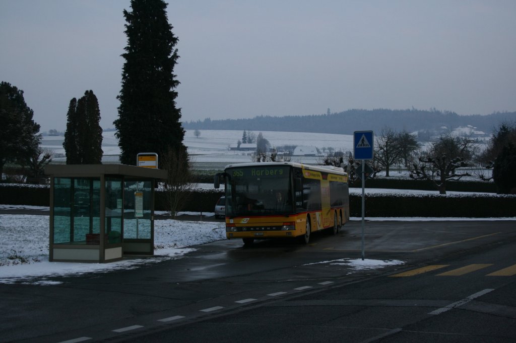 PU Autoverkehr, Aarberg, Nr. 8 (BE 88'931, Setra 319NF, 2001) am 18.12.2009 in Seedorf BE.