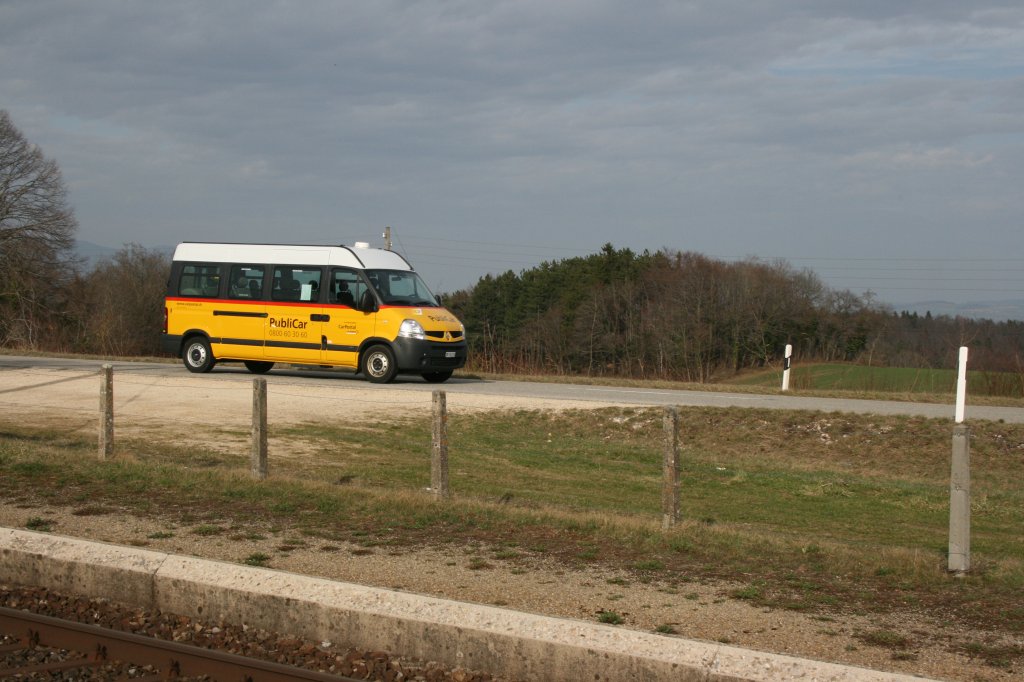 PU AVJ, Les Bioux, VD 538'136 (Renault Master, 2009) am 25.3.2010 im PubliCar-Einsatz beim Bahnhof Brtonnires. 