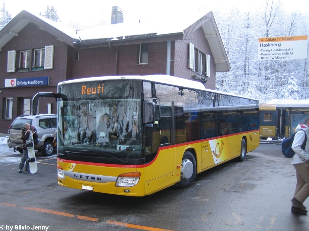 PU Flück Nr. 1 (Setra S415NF) am 7.1.09 beim Bahnhof Brünig-Hasliberg. Der Wagen bringt die Schneesportler aus Luzern ins Skigebiet vom Hasliberg.