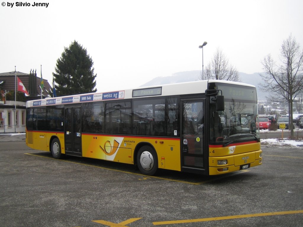 PU Obrist Nr. 4 ''Münchwilen AG'' (MAN A20) am 15.1.10 beim Bhf. Frick. Der neuste Wagen ist dieser MAN nicht mehr. Er ist gar so alt, dass es sich um einen Überlandwagen handelt, der Stadtsitze drinnen hat, weil MAN zum Zeitpunkt der Aufnahme noch keine Ü-Sitze im Angebot hatte.