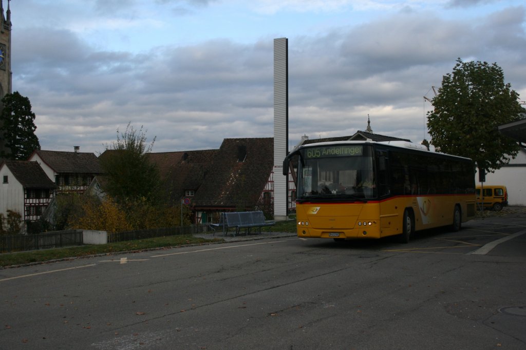 PU Richter, Ossingen, Nr. 127 (ZH 412'062, Volvo 8700LE, 2002) am 3.11.2009 in Andelfingen.