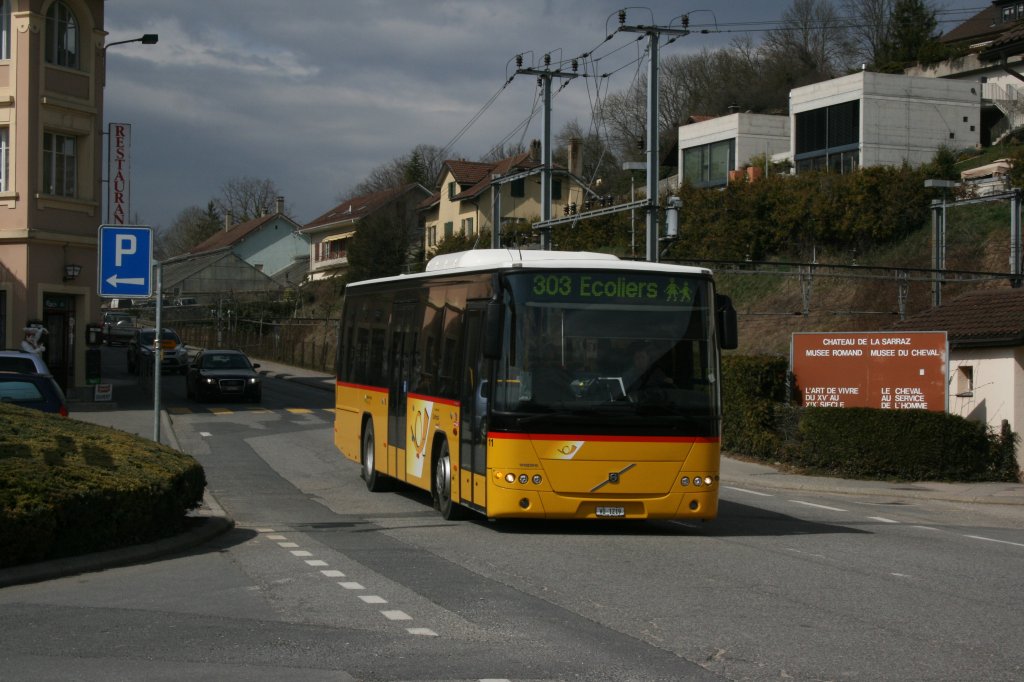 PU SAJPV, L'Isle, Nr. 11 (VD 1'219, Volvo 8700LE-5200, 2006) am 25.3.2010 im Schulbuseinsatz in Sarraz. 