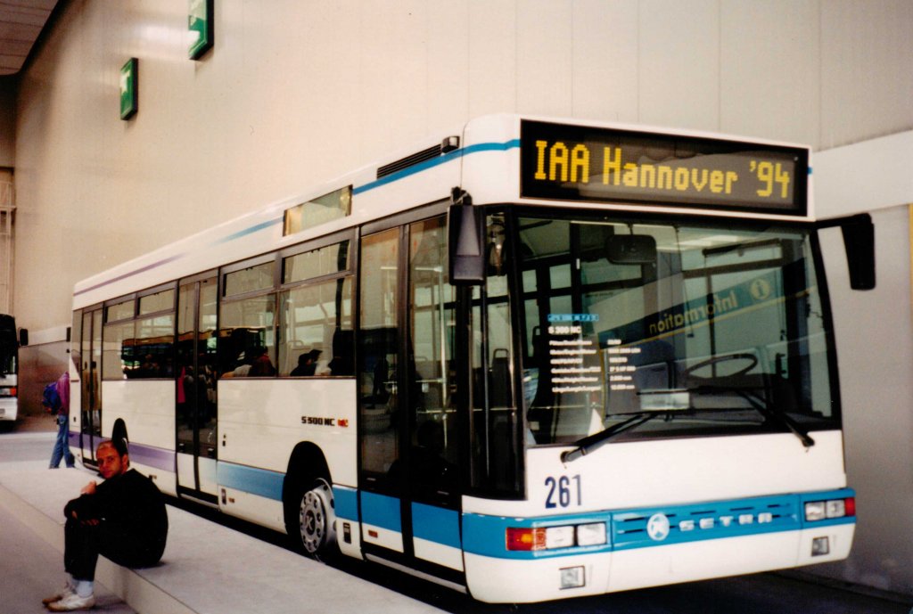Raritt aus dem Archiv: Setra S 300 NC, Ausstellungsfahrzeug der IAA 1994, dieser Niederflurbus wurde von 1990 bis 1994 gebaut, September 1994 IAA Hannover