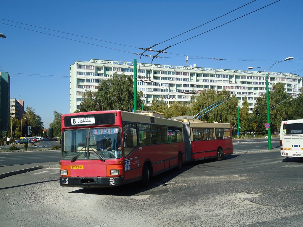 RAT Brasov - Nr. 813/BV 00'082 - Grf&Stift Gelenktrolleybus (ex IVB Innsbruck Nr. 813) am 5. Oktober 2011 in Brasov, Saturn