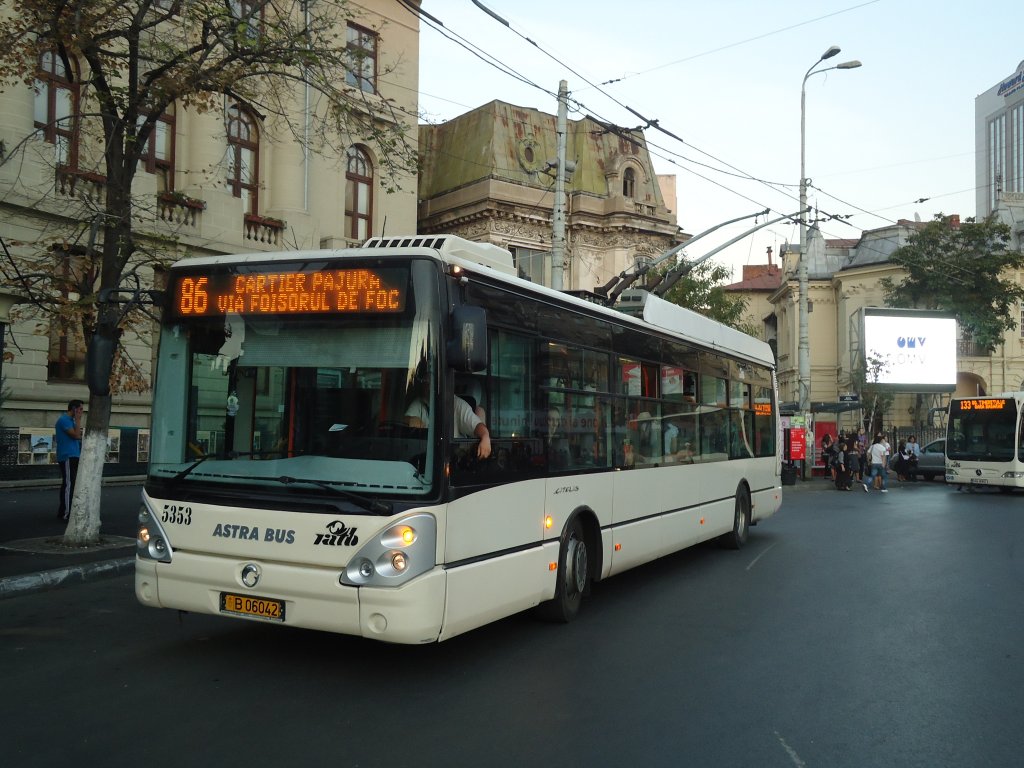 RATB Bukarest - Nr. 5353/B 06'042 - Irisbus Trolleybus am 4. Oktober 2011 in Bukarest, Piata Romana