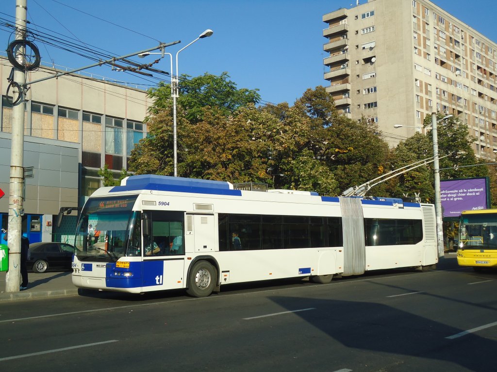 RATP Ploiesti - Nr. 5904/PH 910 - Neoplan Gelenktrolleybus (ex TL Lausanne Nr. 817) am 5. Oktober 2011 in Ploiesti, Bahnhof Sd