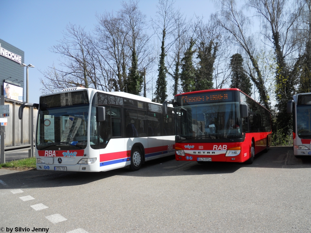 RBA A-RV 735 (Mercedes Citaro LE) und UL-A 9714 (Setra S415NF) am 17.4.2010 in der Pause beim ZOB in Ulm.