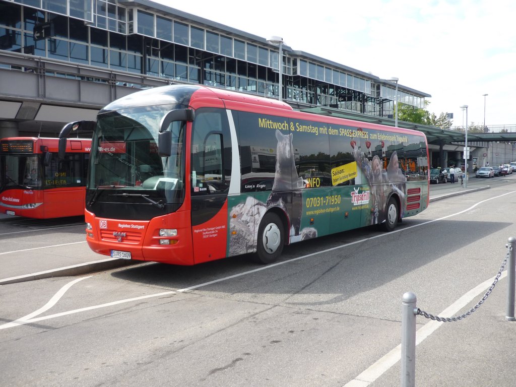 RBS-Bus mit Freizeit-Erlebnispark-Tripsdrill Werbung wartet am Flughafen Stuttgart,auf seinen nchsten Einsatz. 