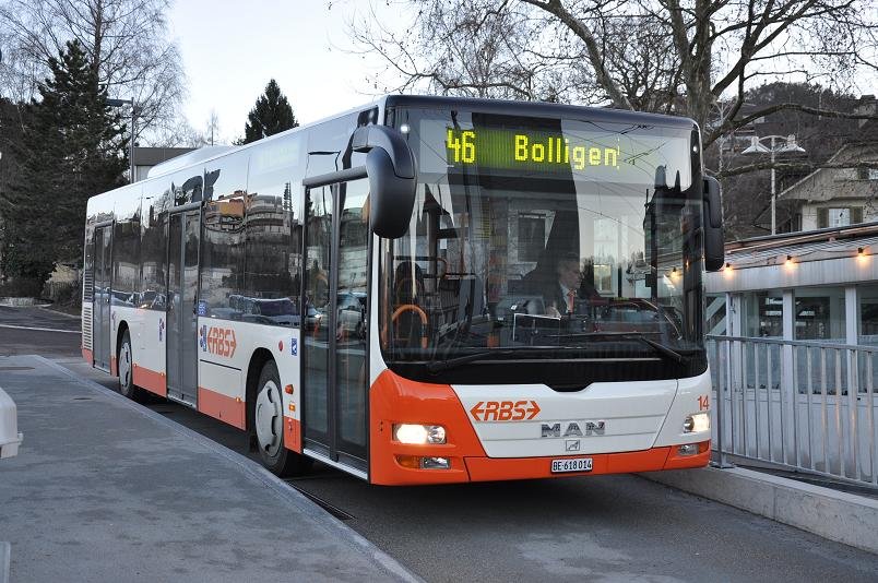 RBS, Worblaufen Nr. 14/BE 618'014 MAN am 1. Mrz 2010 beim Bahnhof Bolligen.