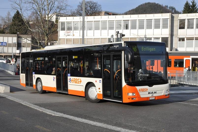 RBS, Worblaufen Nr. 4/BE 666'004 MAN am 19. Mrz 2010 beim Bahnhof Bolligen.