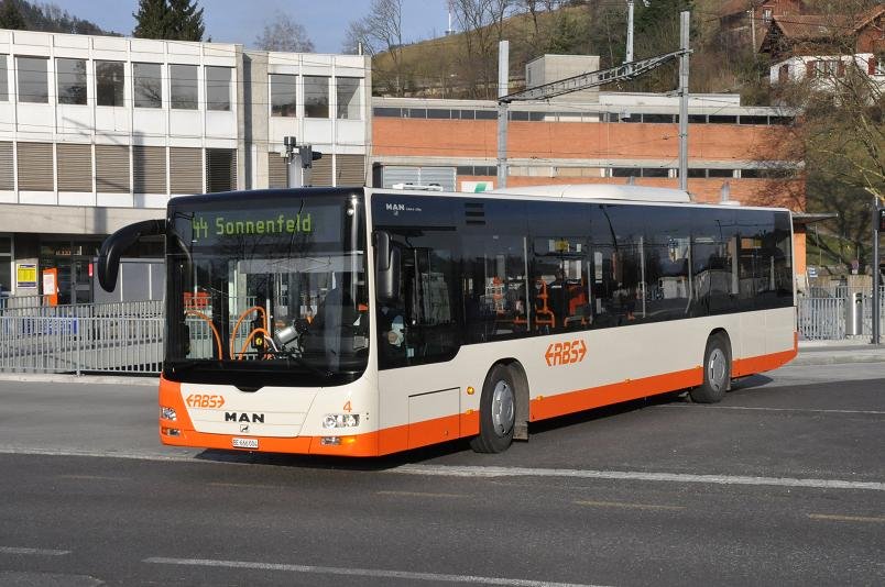 RBS, Worblaufen Nr. 4/BE 666'004 MAN am 19. Mrz 2010 beim Bahnhof Bolligen.