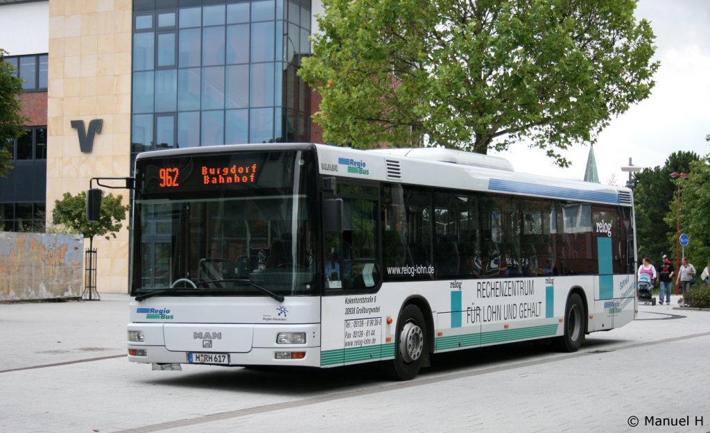 Regio Bus (H RH 617) aufgenommen am Bahnhof Lehrte.
Der Bus wirbt fr Relog.