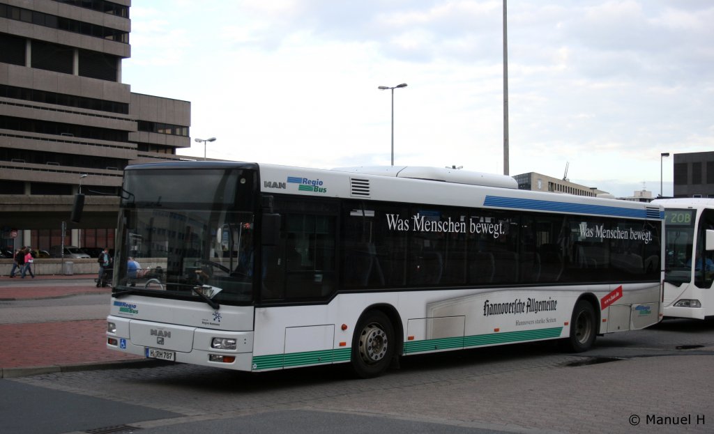 Regio Bus (H RH 787) aufgenommen am ZOB Hannover, 16.8.2010.
Der Bus wirbt fr die Hannoversche Allgemeine.