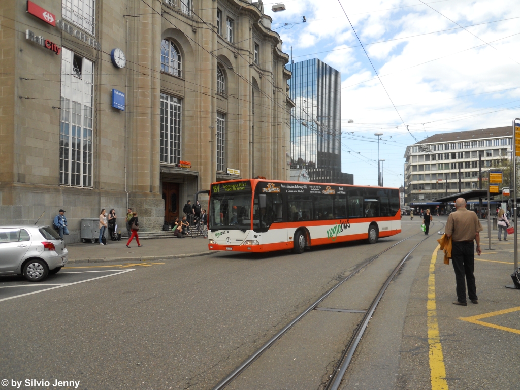 Regiobus Nr. 19 (Mercedes Citaro O530) am 4.5.2012 beim Bhf. St.Gallen. Seit 2008 die MAN Gelenkbusse der Regiobus zwischen St.Gallen und Gossau im Einsatz sind, wurden die Einstze der Citaros nach St.Gallen immer seltener. Wieso sich an diesem Tag ein Standard-Bus auf die Linie 151 ''verirrte'' entzieht sich meiner Kenntnis.