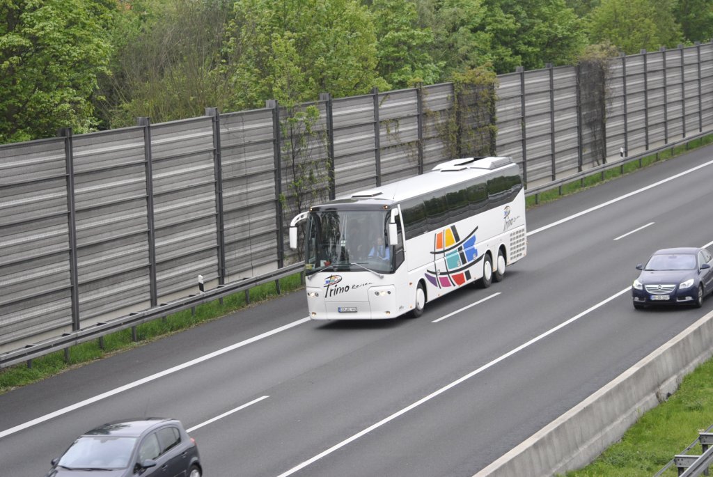 Reisebus, auf der A2 bei Lehrte/Nidersachen am 13.05.2010.