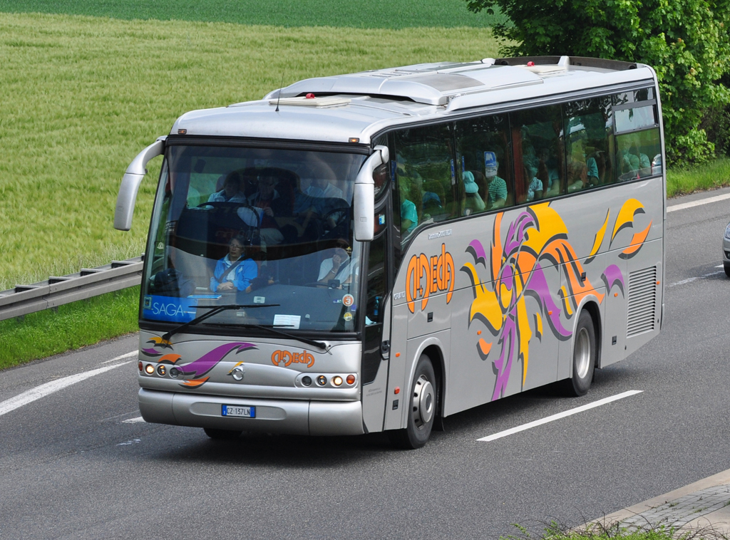 Reisebus aus Tschechien (Modell unbekannt - Aufschrift  Domino 2001  und  HDH Creavo ) auf der A61 bei Weilerswist - 28.05.2010