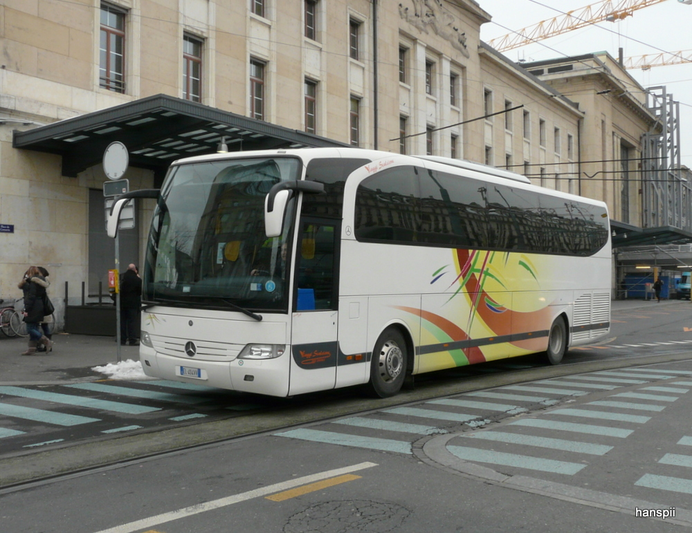 Reisebus Mercedes Travego unterwegs in der Stadt Genf am 14.02.2013