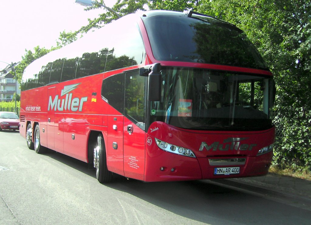 Reisebus Neoplan. Die Aufnahme des Foto war am 06.07.2010 in Saarbrcken auf dem Rodenhof.