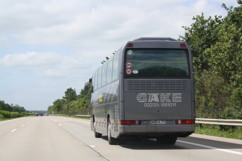 Reisebuss von Mercedes-Benz O404 auf der A7.Juni 2010