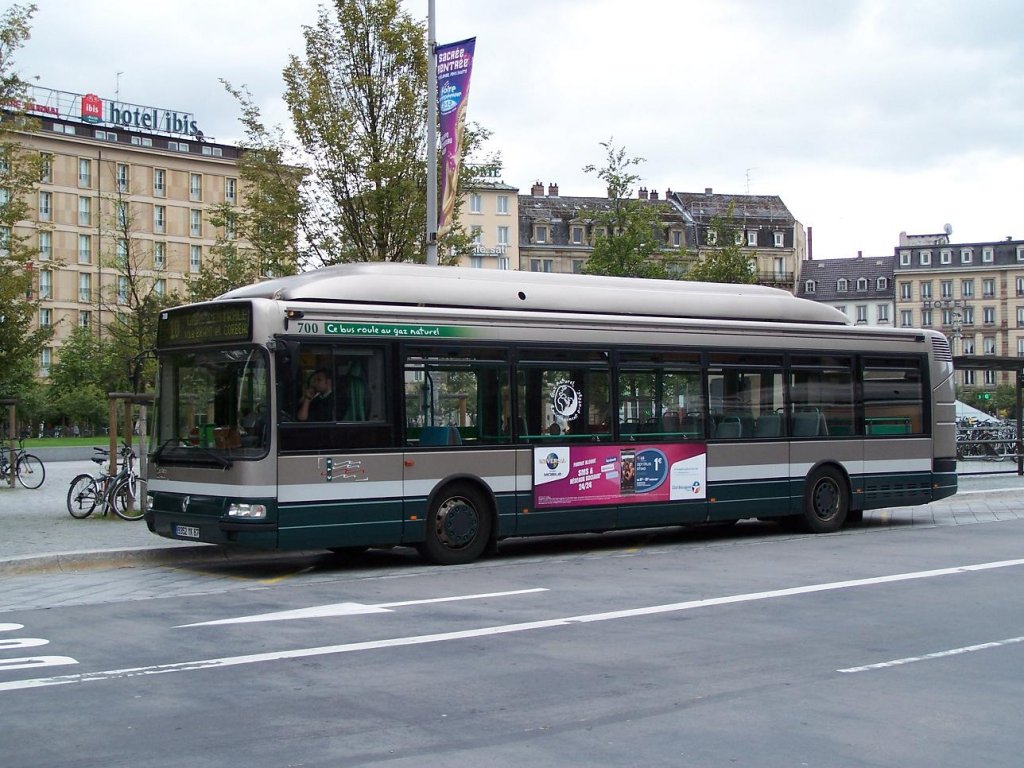 Renault Agora CNG Nr 700. Dieser Wagen ist der Sechste Renault gebaute Gasbus. Er wurde 1997 beschaffen und fuhr als Testwagen zwei Jahre lang.
Kammen dann 14 weitere 2-Trige Busse im Jahr 1999, und 2000 noch 15 weitere. Strassburger Bahnhof am 30/08/10.