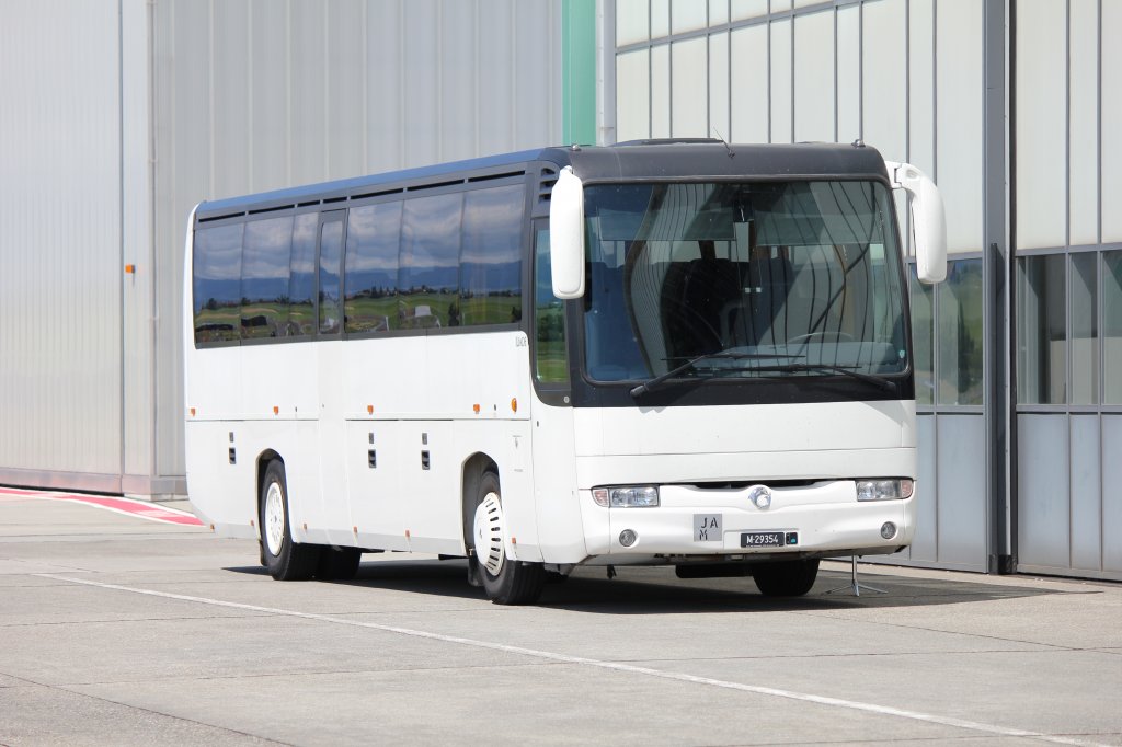 Renault FR1 de l'Arme Suisse utilis pour le transport de la fanfare jouant lors d'une crmonie sur l'aroport de Payerne