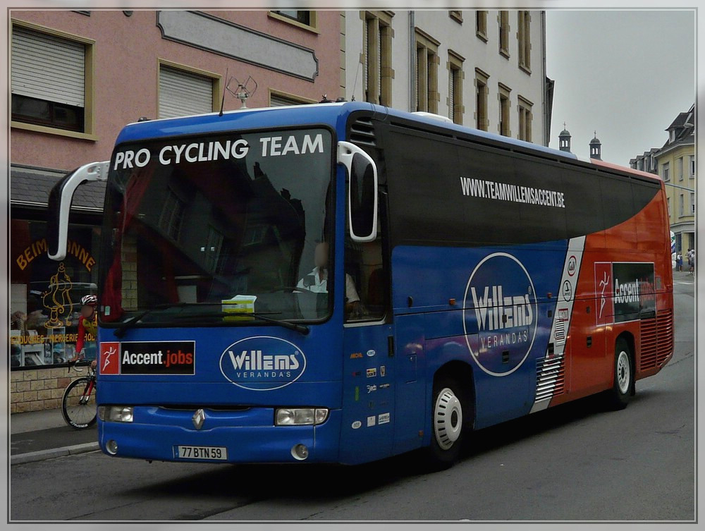 Renault Mannschaftsbus des Rennfahrerteams  WILLEMS-ACCENT  aus Belgien aufgenommen in Mersch am 05.06.2011.