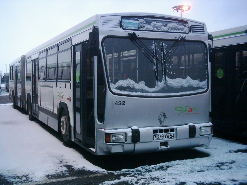 Renault PR 180-2 mit der Betriebsnummer 432 in Nancy am 09.01.2010.
Abgstellt in Nancy-Vandoeuvre.