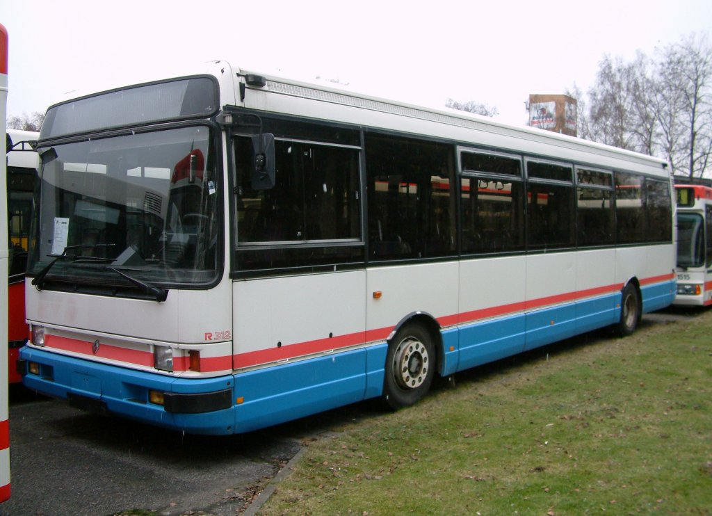 Renault R312 ex RVD Dresden, aufgenommen am 24.01.2004 im GWZ der Neoplan NL Rhein Ruhr in Oberhausen.