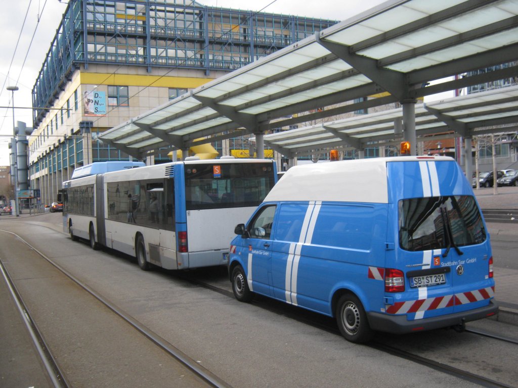 Reperatur eines Gelenk Gasbus von Saarbahn und Bus. Das Foto habe ich am 24.03.2012 in Saarbrcken am Hauptbahnhof gemacht.